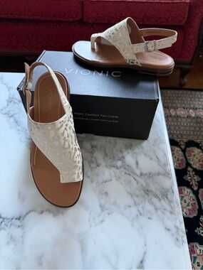 Vionic Ella White Foil Leo Leather Sandal, size 8 WIDE